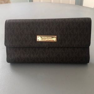 Michael Michael Kors ladies wallet in brown.